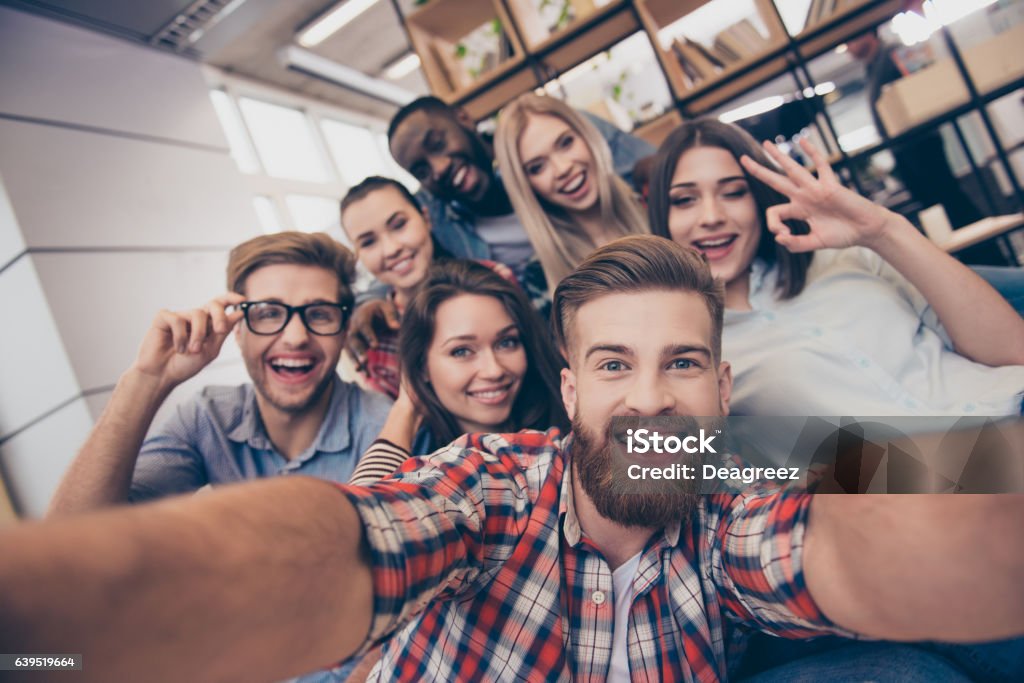 Selfie de jeunes adolescents souriants s’amusant ensemble - Photo de Amitié libre de droits