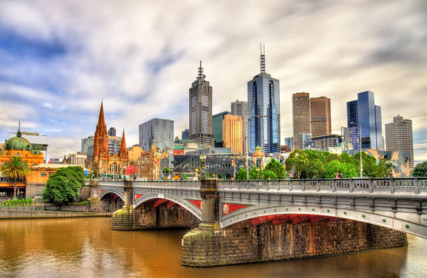 panorama melbourne wzdłuż rzeki yarra i mostu książąt - famous place melbourne australia built structure zdjęcia i obrazy z banku zdjęć