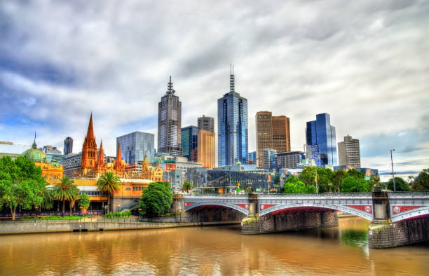 panorama melbourne wzdłuż rzeki yarra i mostu książąt - famous place melbourne australia built structure zdjęcia i obrazy z banku zdjęć