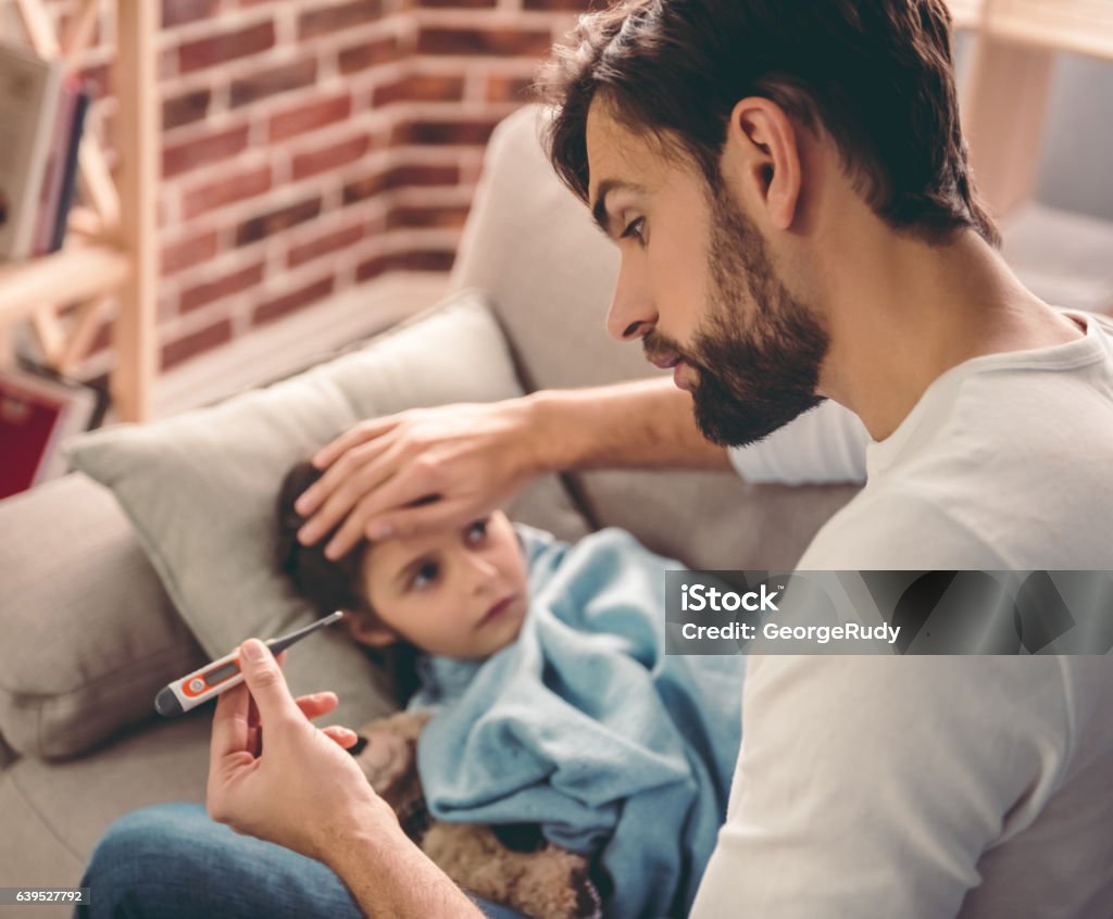 Petite fille ayant un rhume - Photo de Père libre de droits