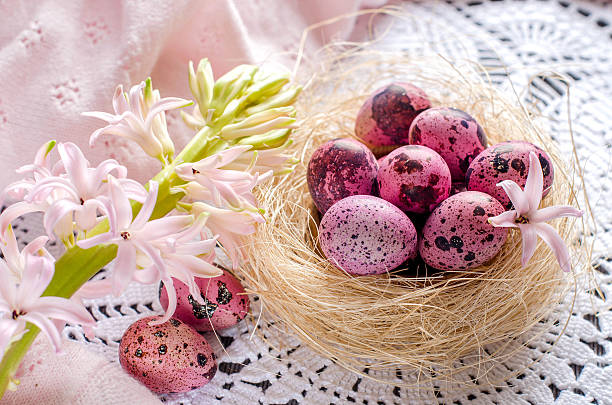 huevos de pascua en un nido sobre un rosa claro o blanco - easter text single word paint fotografías e imágenes de stock