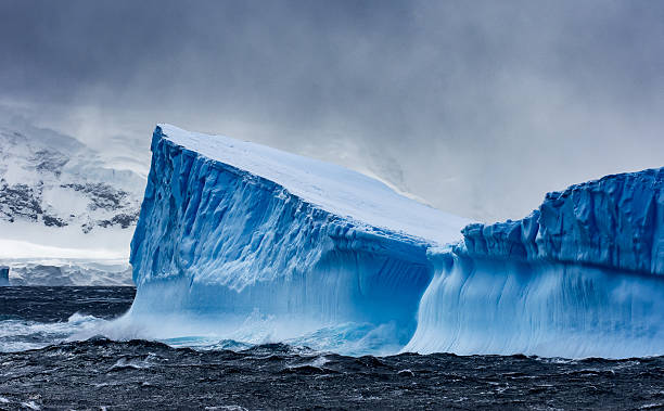 南極に浮かぶ巨大な氷山 - uncultivated snow ice antarctica ストックフォトと画像