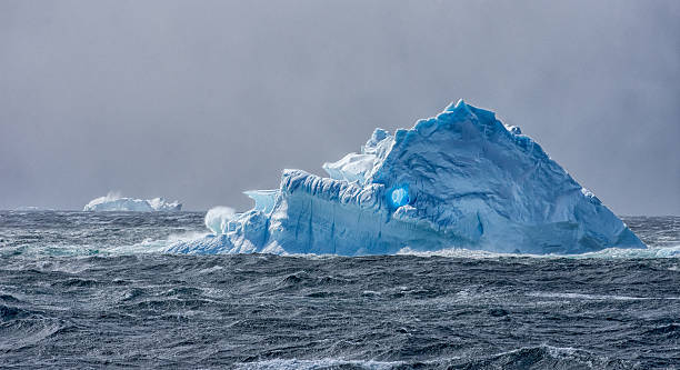 南極に浮かぶ巨大な氷山 - uncultivated snow ice antarctica ストックフォトと画像