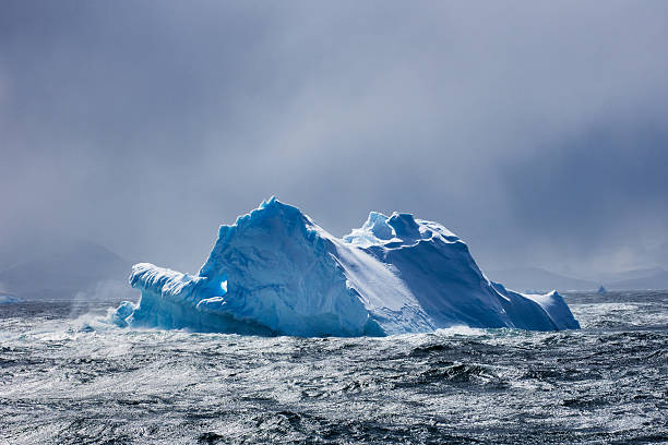 enorme iceberg che galleggia in antartide - uncultivated snow ice antarctica foto e immagini stock
