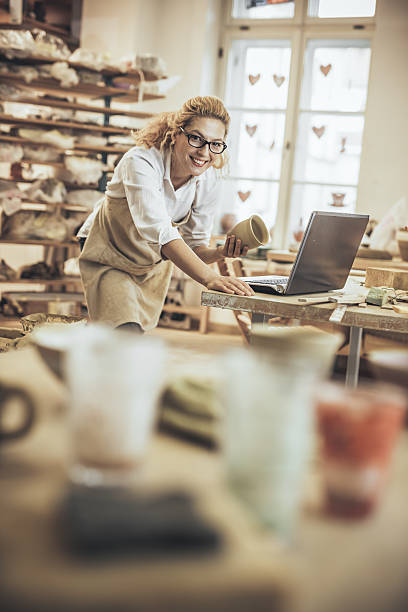 ritratto di imprenditore potter in officina - potter small business pottery happiness foto e immagini stock