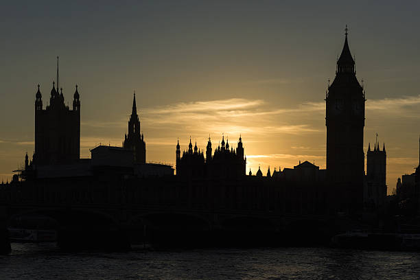 häuser des parlaments mit big ben - london england victorian style big ben dark stock-fotos und bilder