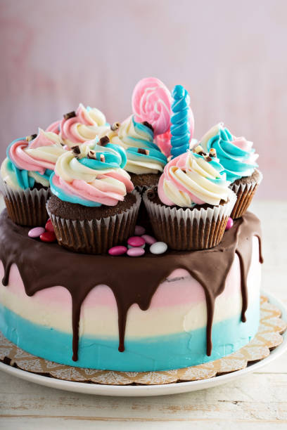 istock Pink and blue festive cake 639536098