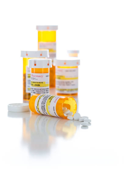 botellas de prescripción de medicamentos no patentados y píldoras derramadas - grupo mediano de objetos fotografías e imágenes de stock