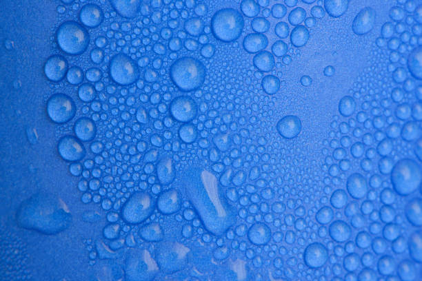 istock Water drops on blue curve paper cup 639543600