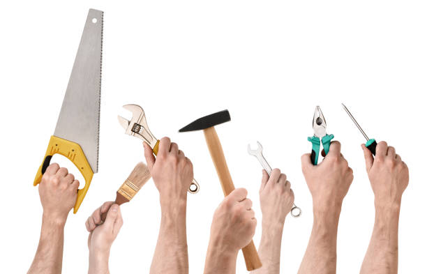 satz von menschen händen halten verschiedene bauwerkzeuge isoliert - adjustable wrench wrench isolated work tool stock-fotos und bilder