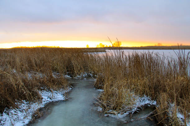 закат над зимний реку - winter river стоковые фото и изображения