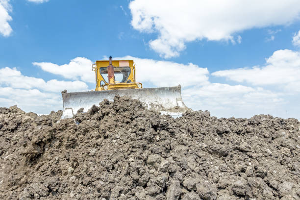 máquina de construção de terraplano pesado está movendo terra em buildin - hydraulic platform earth mover machine machine part - fotografias e filmes do acervo