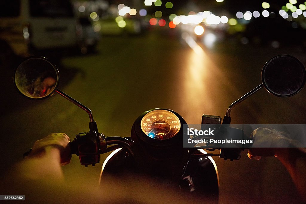 Quand le soleil se couche, son vélo sort - Photo de Moto libre de droits