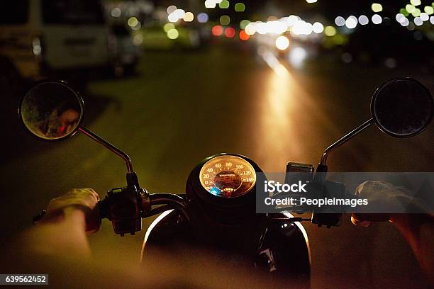 Photo libre de droit de Quand Le Soleil Se Couche Son Vélo Sort banque d'images et plus d'images libres de droit de Moto - Moto, Nuit, Perspective du photographe