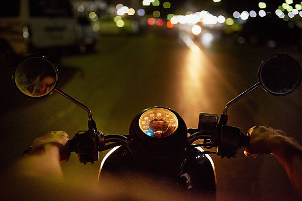 kiedy słońce zachodzi, jego rower wychodzi - motorcycle biker riding motorcycle racing zdjęcia i obrazy z banku zdjęć