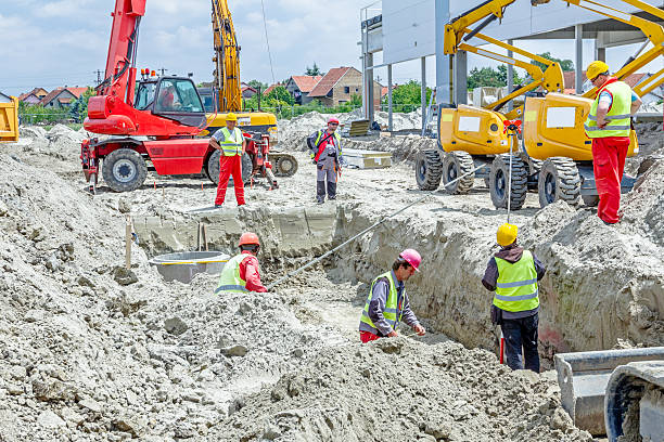 tubo di drenaggio in calcestruzzo di montaggio in cantiere - trincea foto e immagini stock