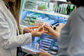 shop-assitant-hilft-kunden-bei-der-auswa