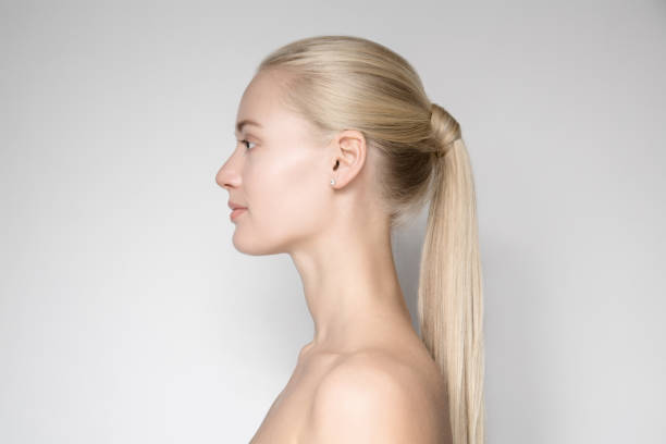 schöne junge blonde frau mit pferdeschwanz frisur. seitenansicht - ponytail side view women human head stock-fotos und bilder