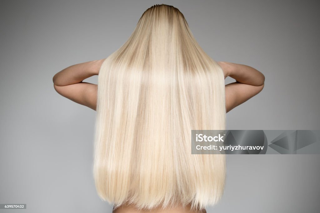 Hermosa mujer rubia joven con el pelo largo y lacio. Vista posterior - Foto de stock de Cabello liso libre de derechos