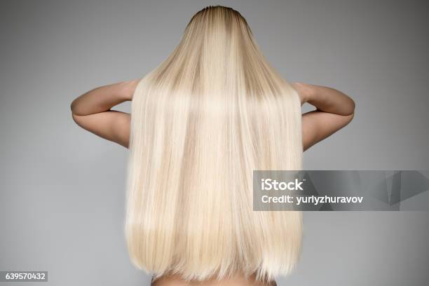 Hermosa Mujer Rubia Joven Con El Pelo Largo Y Lacio Vista Posterior Foto de stock y más banco de imágenes de Cabello liso