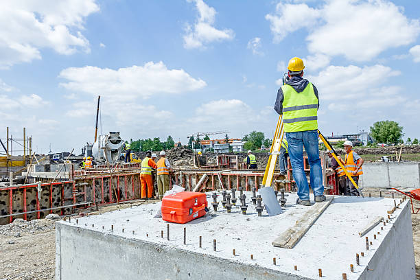 geodesist arbeitet mit totalstation auf einer baustelle. - tachymeter stock-fotos und bilder