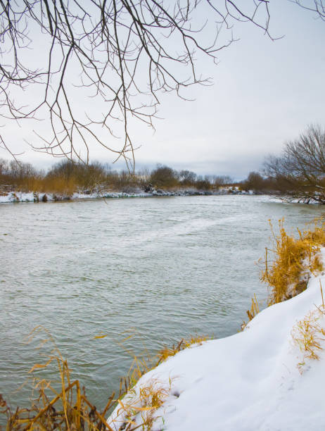 река, покрытая снегом - winter stream river snowing стоковые фото и изображения