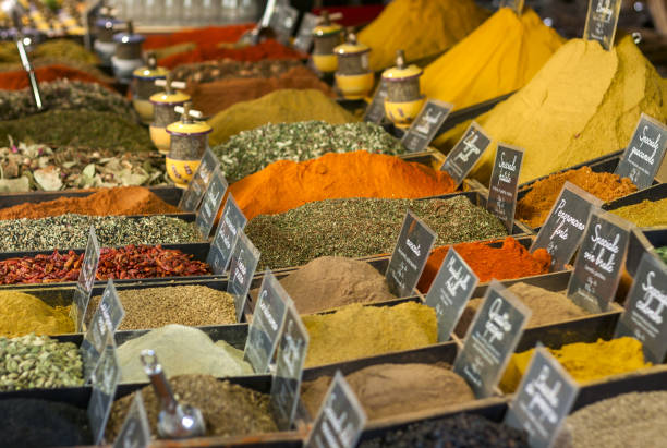 especiarias em exposição à venda no mercado - ayurveda spice india chili pepper - fotografias e filmes do acervo