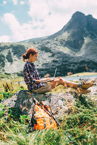 donna che usa un laptop in montagna - rila mountains foto e immagini stock