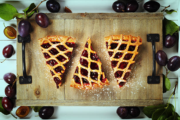 plum tart and fresh plums - tart dessert tray bakery imagens e fotografias de stock