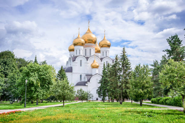 cattedrale dell'assunzione, yaroslavl, anello d'oro, russia - yaroslavl russia religion church foto e immagini stock