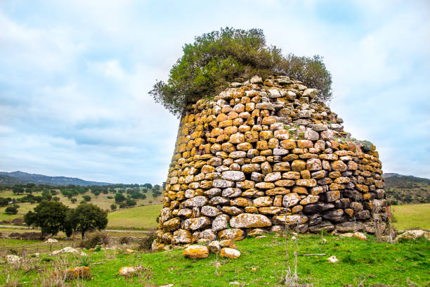 nuraghe, le principal type d’édifice antique en sardaigne - nuragic photos et images de collection