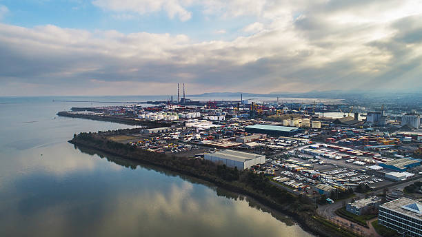 vue aérienne de la région des docks de dublin - building exterior built structure pier water photos et images de collection