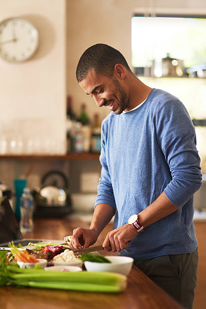 faire un repas sain à partir de zéro - bachelor home photos et images de collection