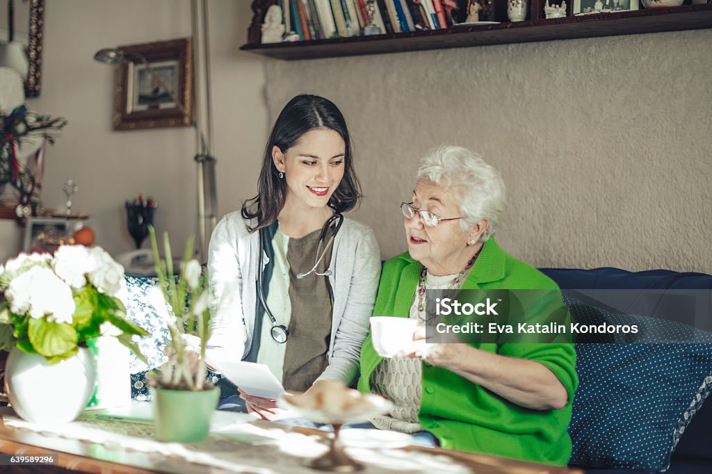 Sozialarbeiterin ist eine ältere Frau zu Hause besuchen. - Lizenzfrei Heilbehandlung Stock-Foto