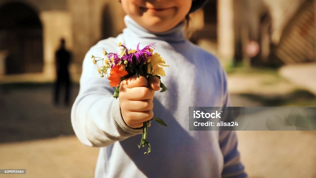 Junge mit Blumenstrauß - Lizenzfrei Blume Stock-Foto
