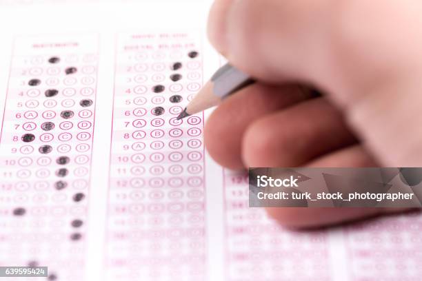Multiplechoicetest Stockfoto und mehr Bilder von Schulische Prüfung - Schulische Prüfung, SAT-Test, Wissenschaftliches Experiment