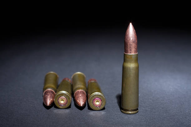 proiettili di munizioni fucile ak47 coseup su sfondo nero. - rifle strategy military m16 foto e immagini stock