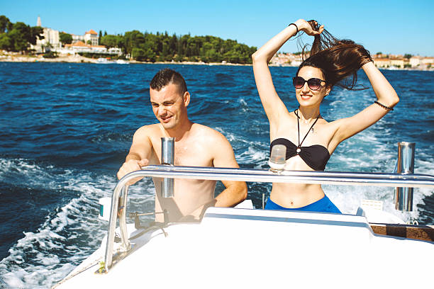 молодые люди наслаждаются летним отдыхом на море - old fashioned swimwear couple retro revival стоковые фото и изображения