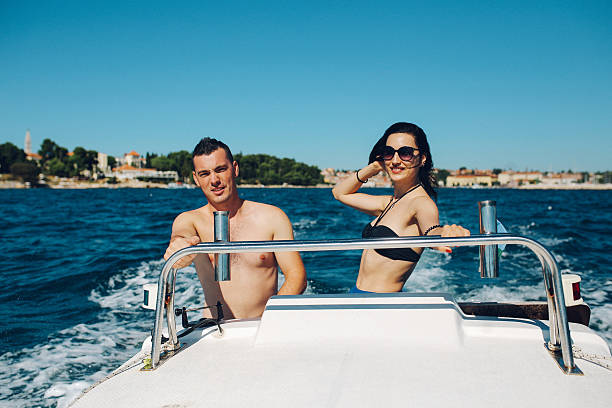 молодые люди наслаждаются летним отдыхом на море - old fashioned swimwear couple retro revival стоковые фото и изображения