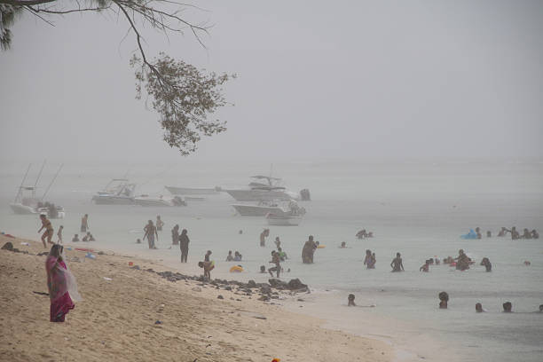 pioggia, spiaggia di le morne, mauritius, oceano indiano, africa - south africa africa african music african descent foto e immagini stock