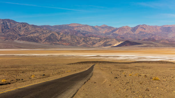 badwater rd, parque nacional del valle de la muerte, ofrece vistas majestuosas - sand dune sand orange california fotografías e imágenes de stock