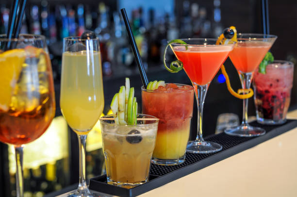 cocktails drinks on bar - alcohol drinks stockfoto's en -beelden