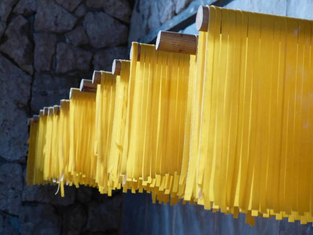 pasta di asciugatura - pasta whole wheat spaghetti raw foto e immagini stock
