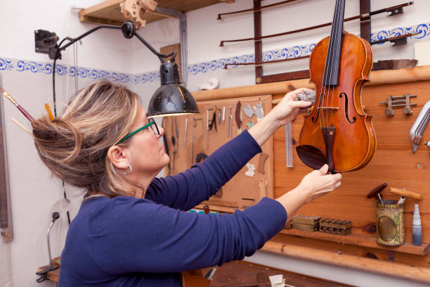 grupo de fabricante de violín maduro en pose - making craftsperson italian music musical instrument fotografías e imágenes de stock