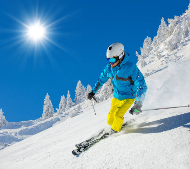 istock Skier on piste running downhill 639647014