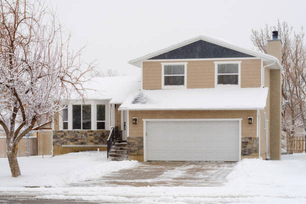 istock House in Winter 639647806