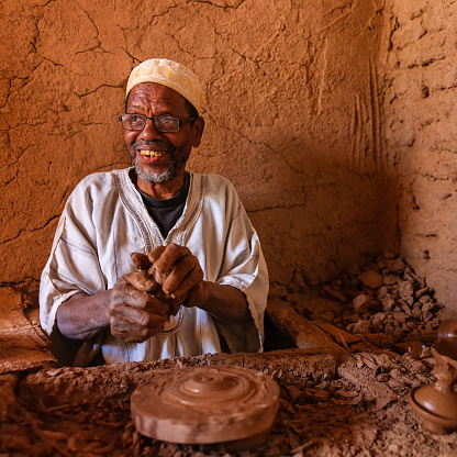 Moroccan potter working in the workshop on the pottery wheel near Ouarzazate, Morocco.http://bhphoto.pl/IS/morocco_380.jpg