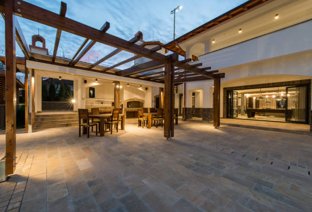 istock Night scene of luxury villa exterior 639653620