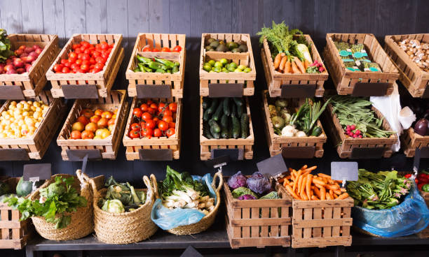 fruits and vegetables shop - beet vegetable box crate imagens e fotografias de stock