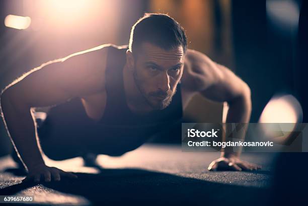 Photo libre de droit de Push Ups Sur Le Sol banque d'images et plus d'images libres de droit de Hommes - Hommes, Faire des pompes, Exercice physique